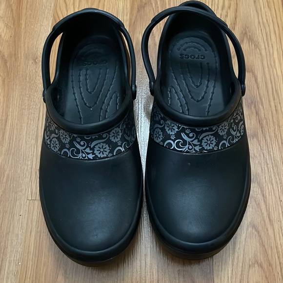 Crocs Black Size 8 Good as New - Picture 1 of 4